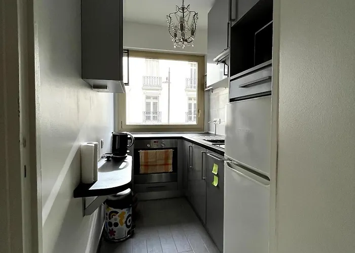 28 Square Meters, Near Eiffel Tower