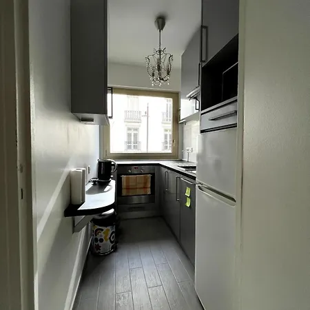 28 Square Meters, Near Eiffel Tower